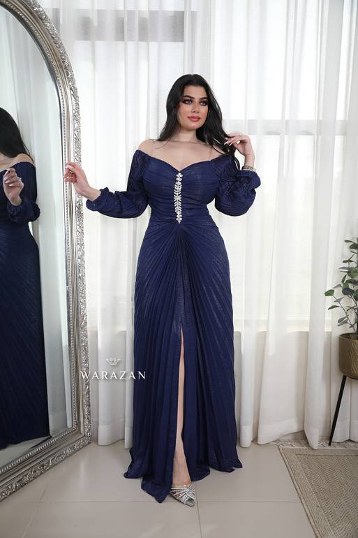 فستان سهرة بكسرات وخرز من الأمام