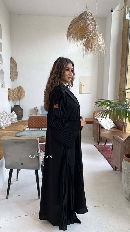 عباية رسمية للدوام بكسرات من الكم والجنب من قماش نيوكريب
