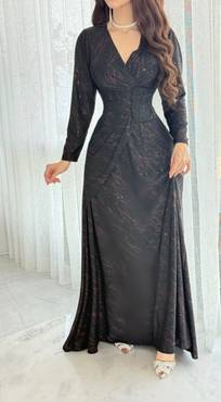 فستان سهرة ساتر بأكمام طويلة 