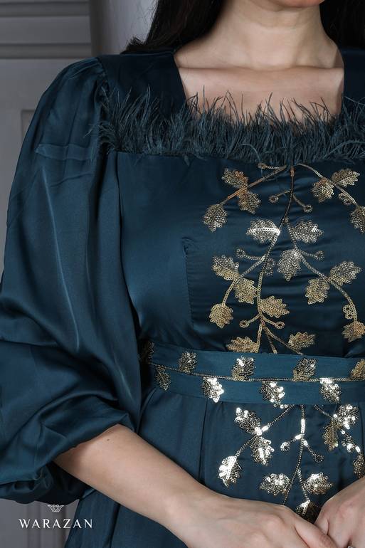 فستان سهرة طويل ناعم بأكمام طويلة وترتر