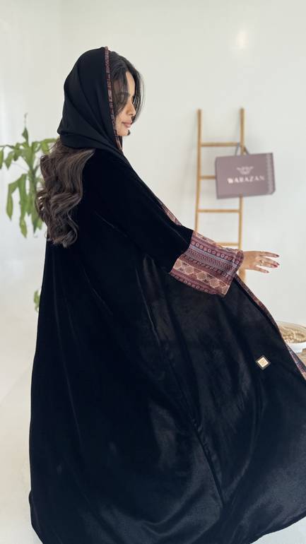 عباية مخمل شتوية بأكمام كشميري