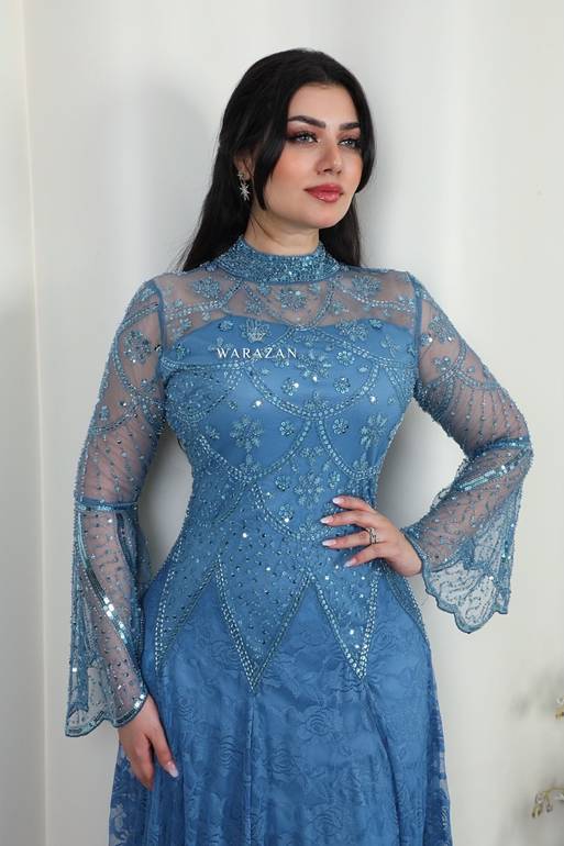 فستان سهرة ملكي بتفاصيل دانتيل فاخرة