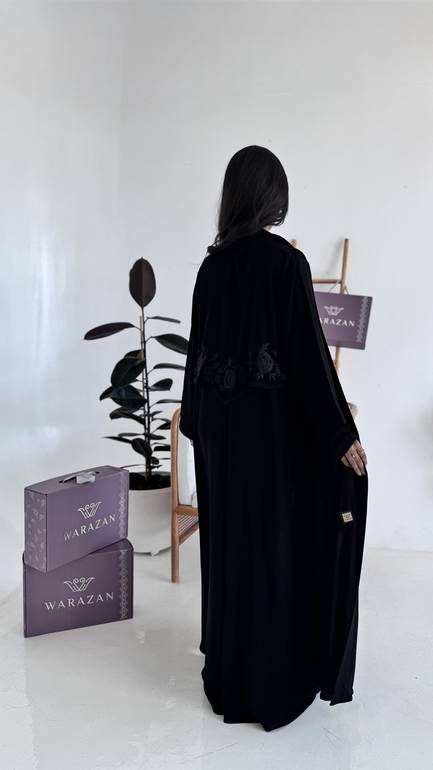 عباية بتطريز ورود من الخلف 