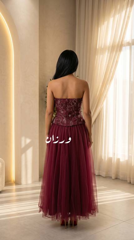 فستان سهرة أنيق بقصة ورد تل وبكسرات مميزة
