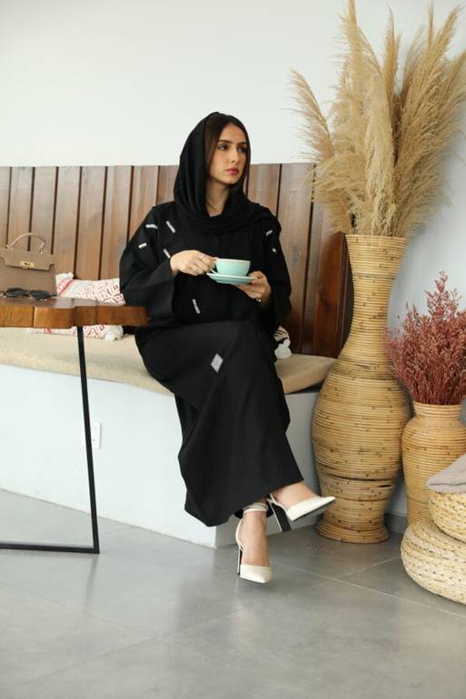عباية كريب بتطريز أنيق