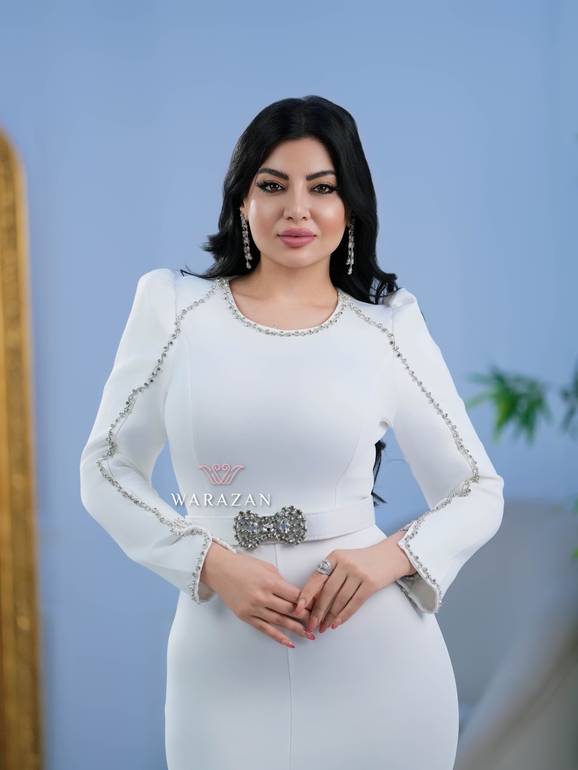 فستان سهرة ناعم بحزام من الخصر 