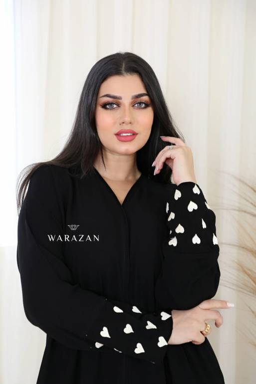 عباية كريب ملكي بتطريز قلوب ابيض