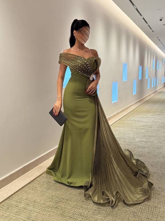 فستان سهرة بكسرات من الجنب