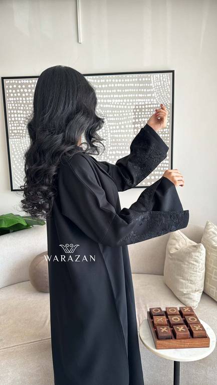 عباية سوداء رسمية مطرزة بالكم 