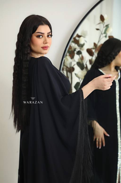 فستان سهرة ناعم بقصة أكمام وهدب 