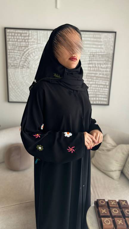 عباية عملية بتطريز يدوي وردي ملون للعيد 