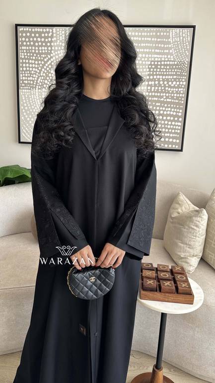 عباية سوداء رسمية مطرزة بالكم 