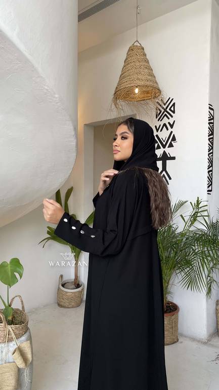 عباية رسمية بأزرار كريستال على الكم للعيد