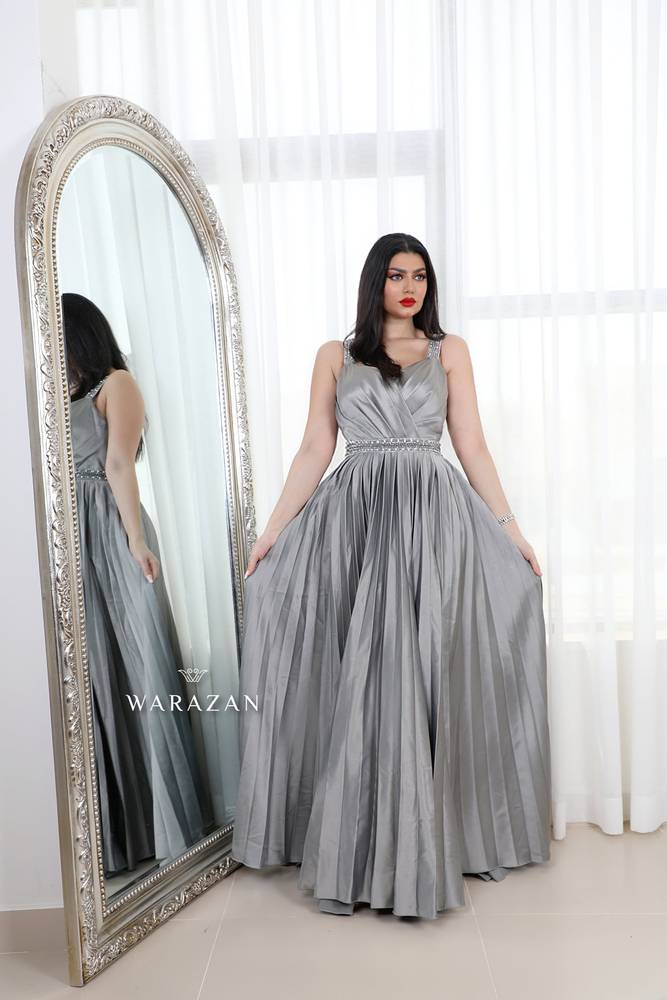 فستان سهرة بكسرات ولون مميز