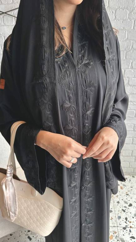 عباية ساترة عملية بتطريز اسود لأيام العيد والدوام