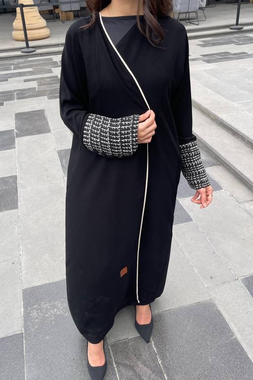 عباية شتوية كريب بستايل أكمام صوف أبيض وأسود