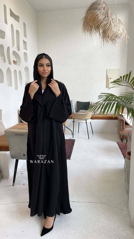 عباية رسمية للدوام بكسرات من الكم والجنب من قماش نيوكريب