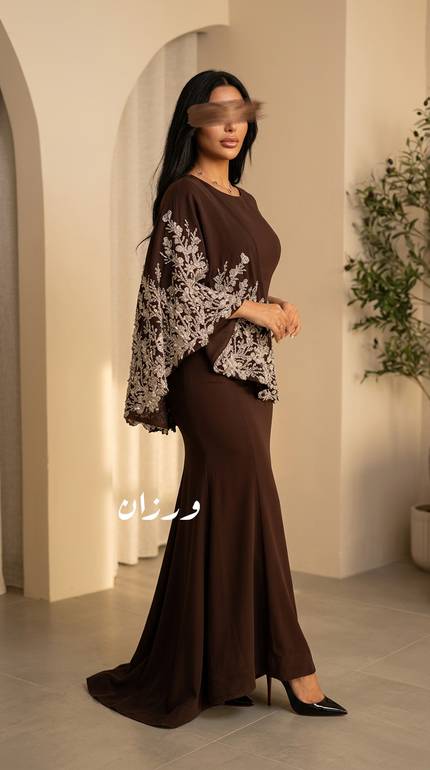 فستان سهرة بني بتطريز راقي وساتر 