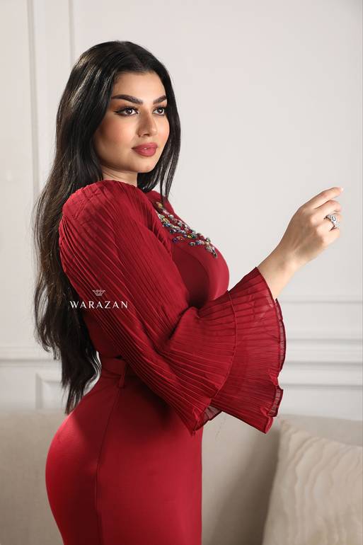 فستان سهرة طويل وناعم ماسك بقصة أكمام