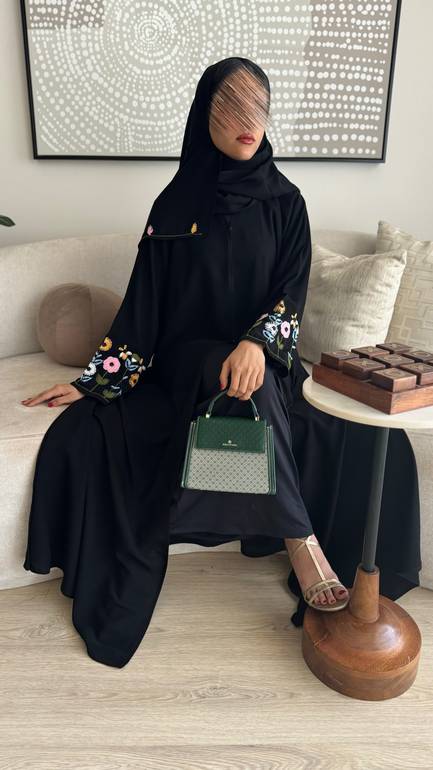عباية برسم تشجيرة بتطريز يدوي 