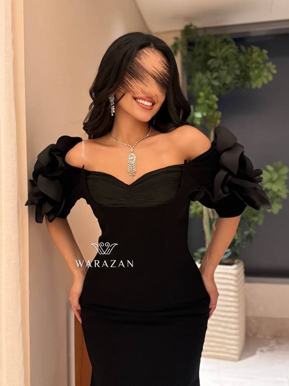 فستان سهرة بقصة ورد من الاكتاف