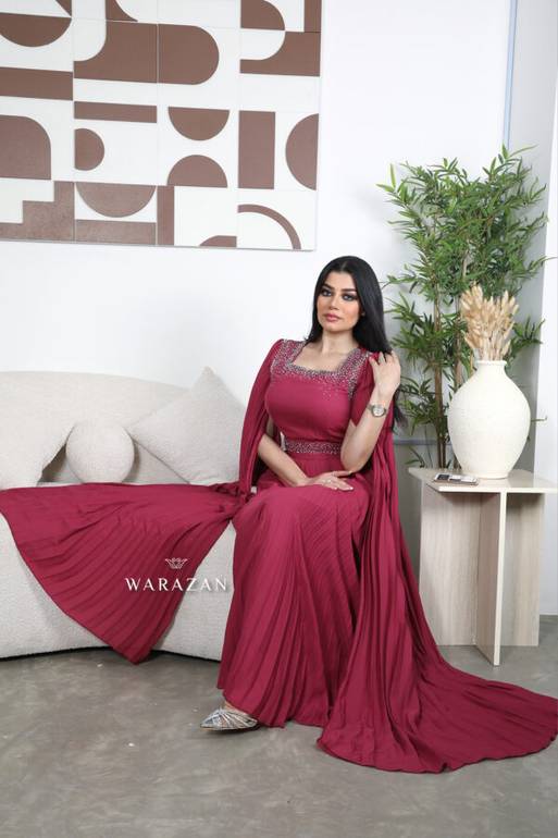 فستان سهرة ناعم بليسيه تطريز