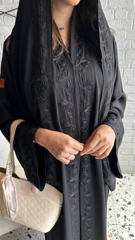 عباية ساترة عملية بتطريز اسود لأيام العيد والدوام