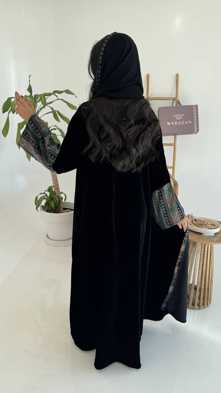 عباية مخمل شتوية بأكمام كشميري