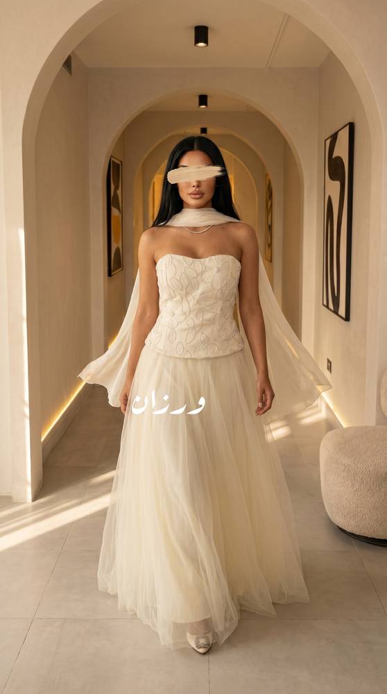 فستان سهرة أنيق بقصة ورد تل وبكسرات مميزة