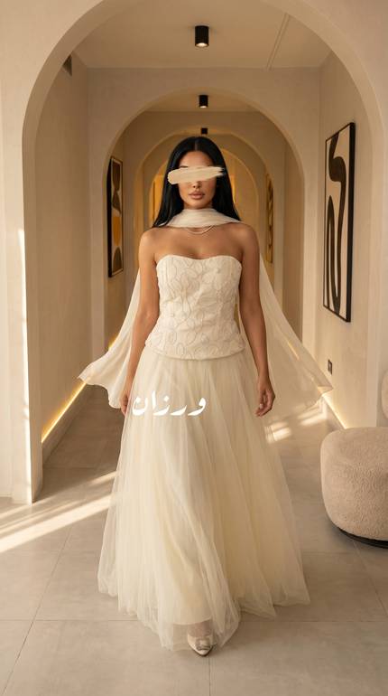 فستان سهرة أنيق بقصة ورد تل وبكسرات مميزة
