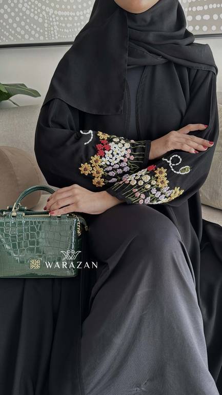 عباية عملية بتطريز يدوي على الأكمام للعيد