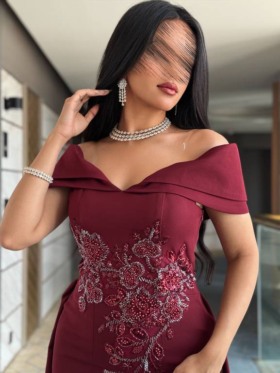 فستان سهرة ناعم مع كلفة وذيل 
