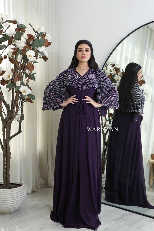 فستان سهرة ناعم بقصة أكمام مميزة 