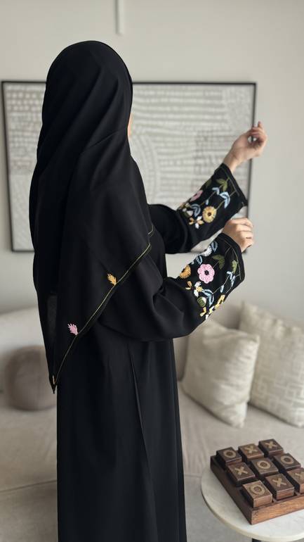 عباية برسم تشجيرة بتطريز يدوي 