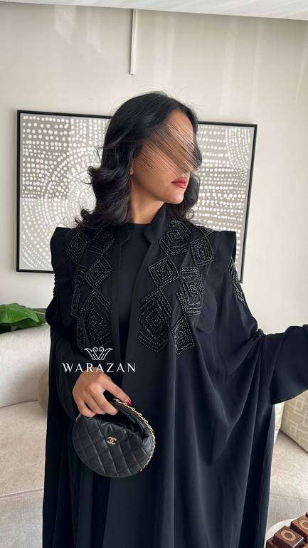 عباية عملية للعيد بشت شك بقصة أكتاف وأكمام مميزة