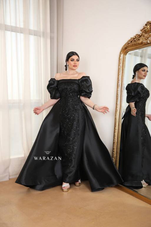 فستان سهرة اسود بتطريز وأكمام بف