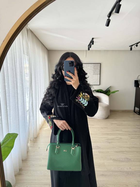 عباية سوداء بتطريز يدوي