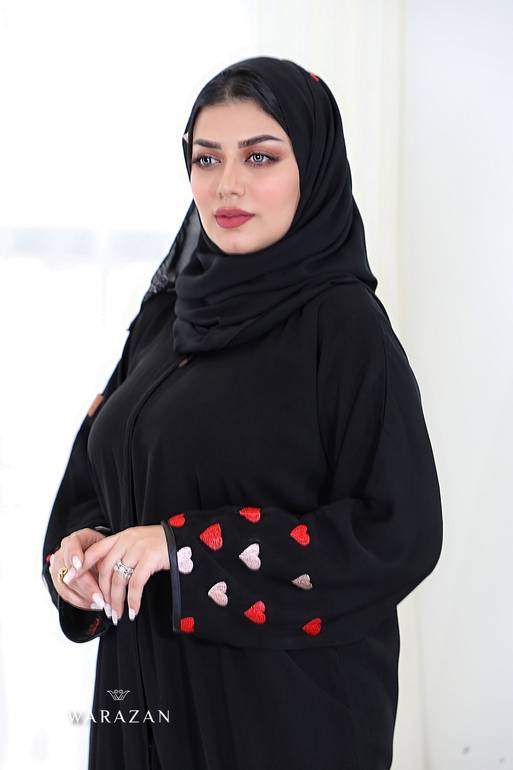 عباية كريب ملكي بتطريز قلوب أحمر  وأبيض