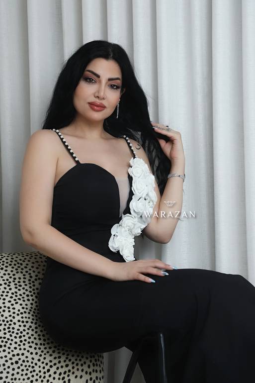 فستان سهرة ناعم باللون الاسود وورود من الصدر