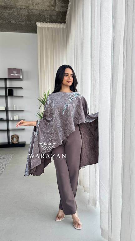 طقم بقصة وشاح وكرستال 