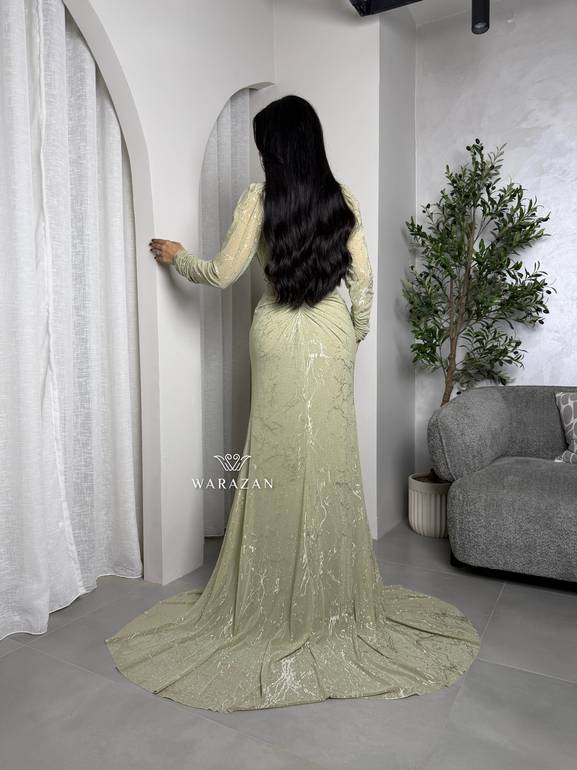 فستان سهرة بلمعة و بقصة من الخصر