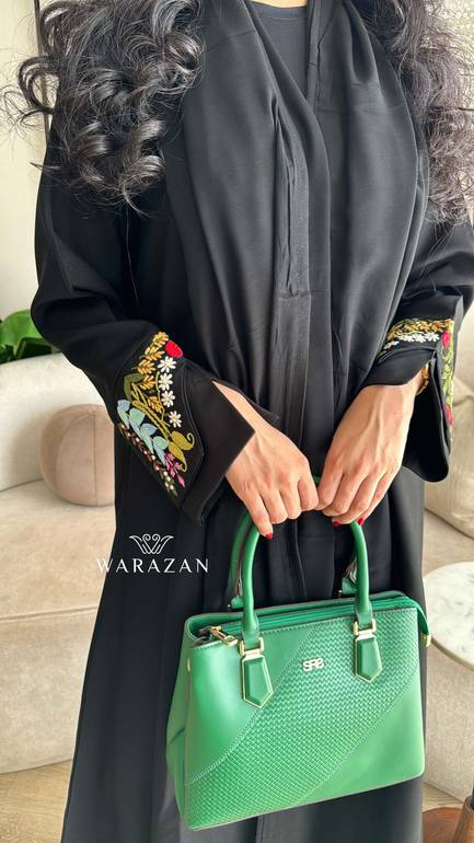 عباية سوداء بتطريز يدوي