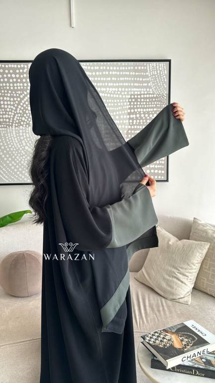 عباية سوداء بكم ملون