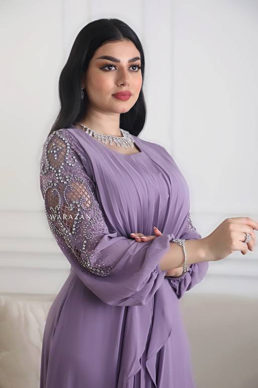 فستان سهرة طويل وناعم بقصة أكمام وبكسرات من الصدر