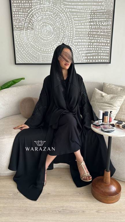 عباية سوداء مشجرة من الكم بلونين