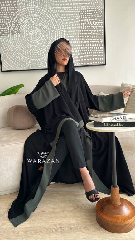 عباية سوداء بكم ملون