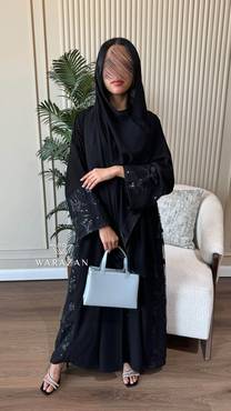 عباية للعيد عملية بتطريز فراشات سوداء