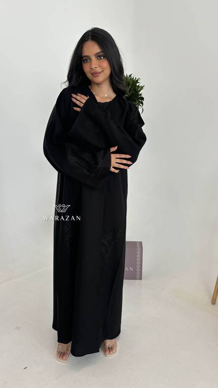 عباية رسمية بتطريز اسود 