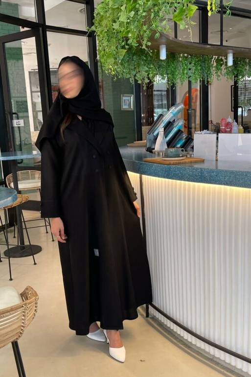 عباية عملية من قماش نيوليكرا مع ياقة بليزر