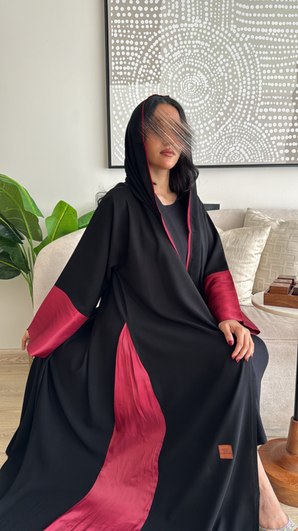 عباية سوداء بأكمام ملونة وكسرات من الجنب